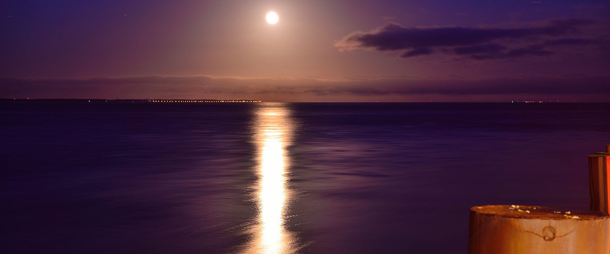 Mondlicht spiegelt sich auf dem ruhigen Wasser