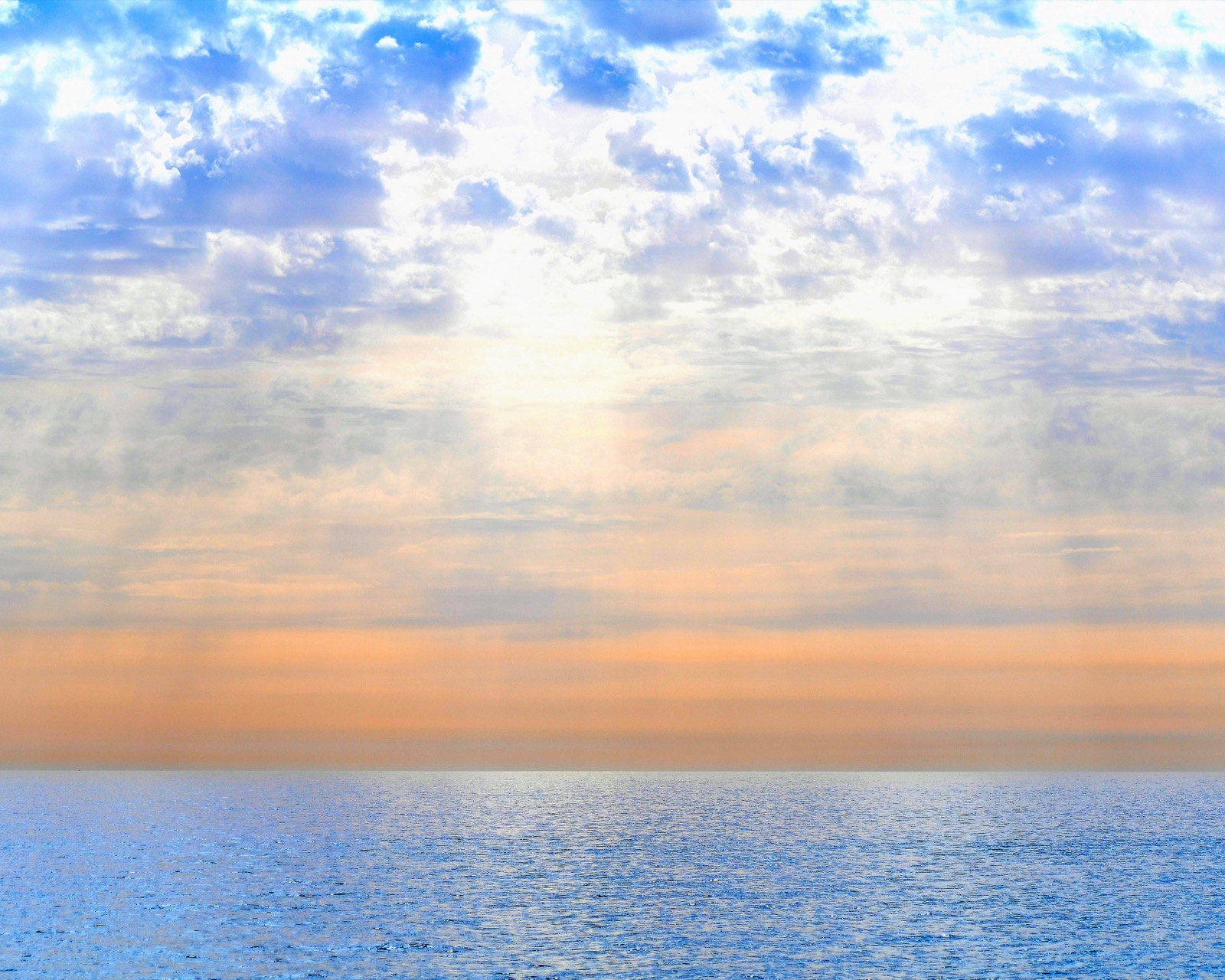 Wolkenhimmel über dem Meer